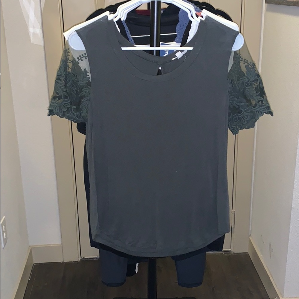 WOMANS. Short sleeve army green shirt